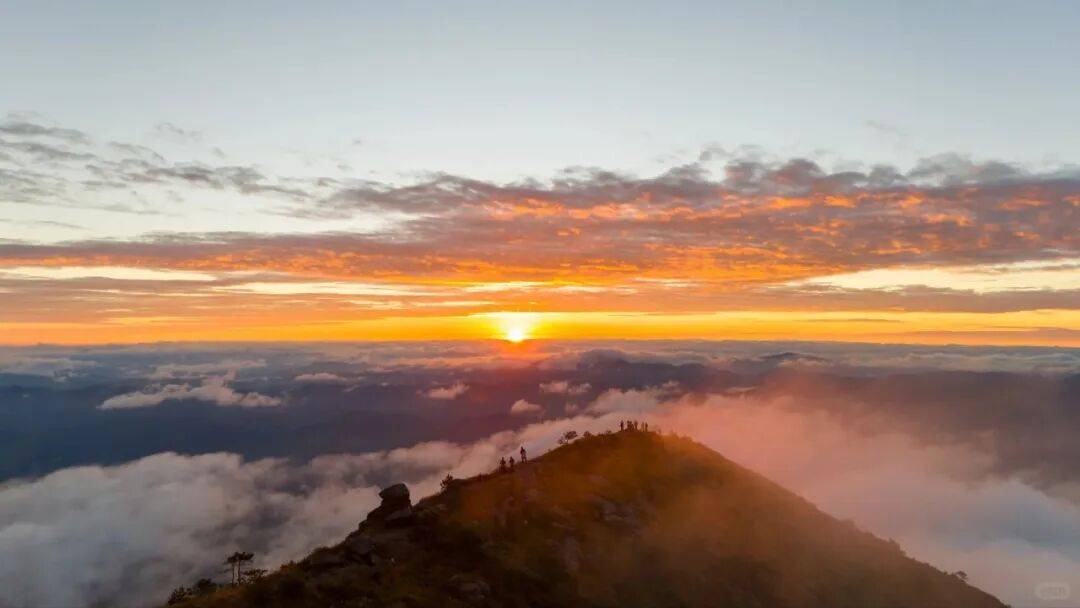 为什么年轻人迷上了爬山? | 秋高气爽,是时候出发了→