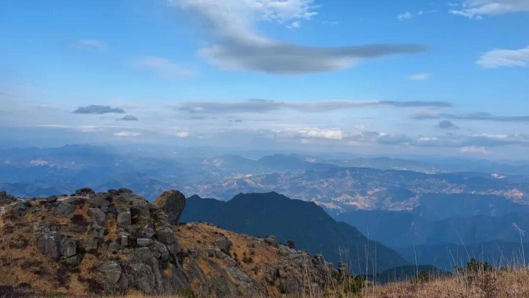 为什么年轻人迷上了爬山? | 秋高气爽,是时候出发了→