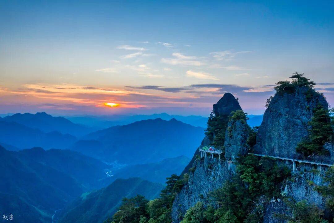 为什么年轻人迷上了爬山? | 秋高气爽,是时候出发了→