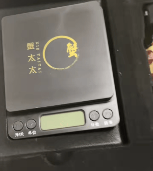 消费者花400元买到臭蟹客服建议蘸醋吃,“包退包赔”的售后执行严苛,网红蟹太太信任危机凸显,被协会除名屡遭行政处罚