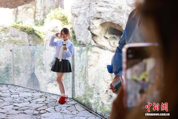 浙江温州乐清雁荡山:悬崖咖啡助力传统景区焕新出圈