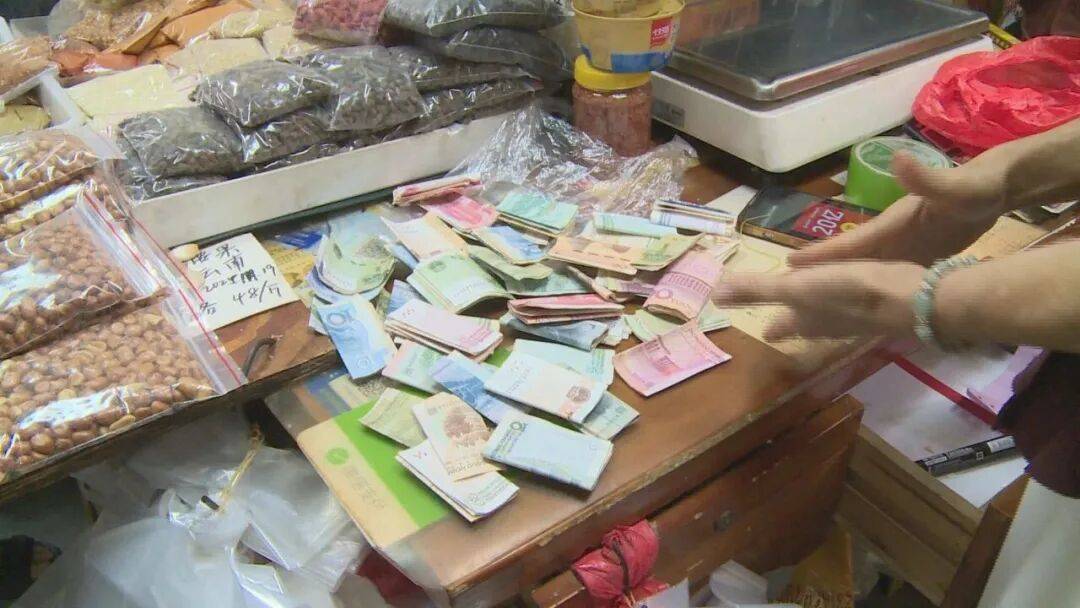 广东一男子两三年持续往批发店无故扔钱，店主：每次他都不承认，还钱还把钱送回来