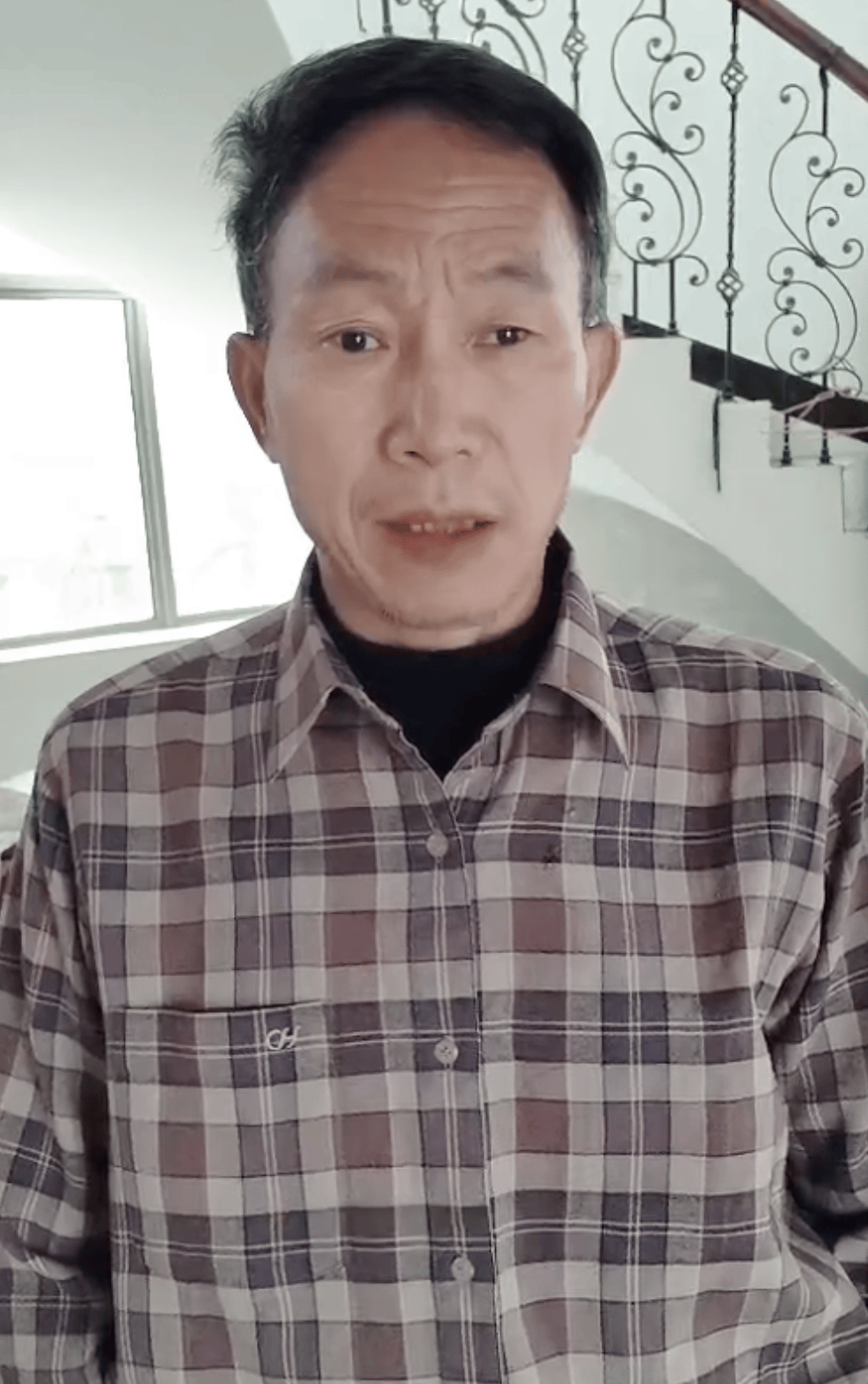 “蛇被我甩开了,没完全注射毒液”,湖南直播抓蛇被咬伤网红被警方拘留后发声道歉