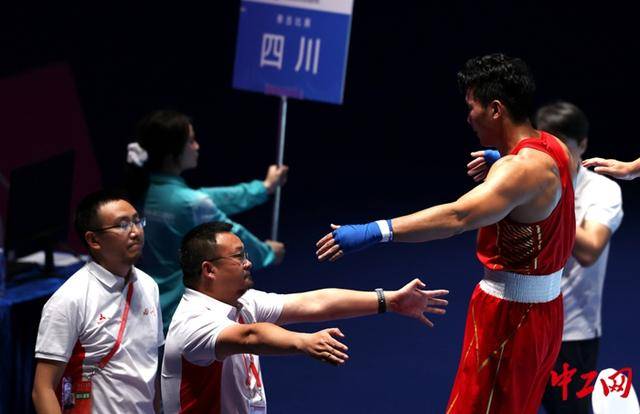 全运会拳击男子80公斤级决赛,王小保夺冠!