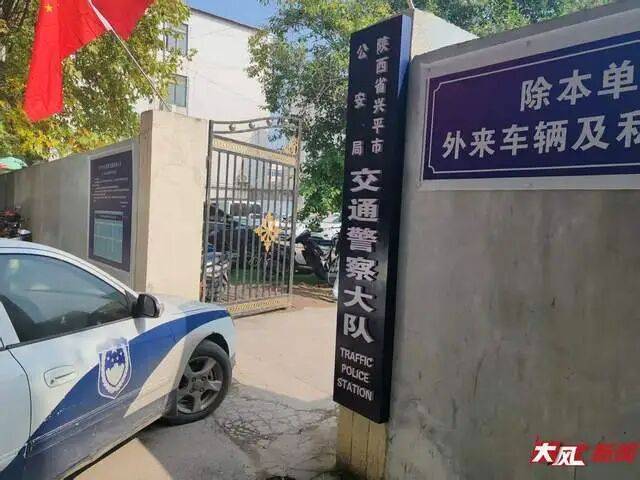 陕西兴平56岁女教师骑电动车“撞树枝”身亡,交警判定担主责,家属提出诸多质疑,多方回应