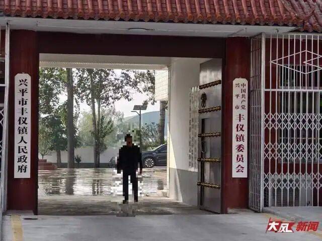 陕西兴平56岁女教师骑电动车“撞树枝”身亡,交警判定担主责,家属提出诸多质疑,多方回应