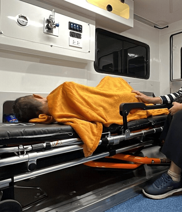 泰国女子被医院宣告脑癌死亡,火化前突然睁眼,现场众人吓到尖叫