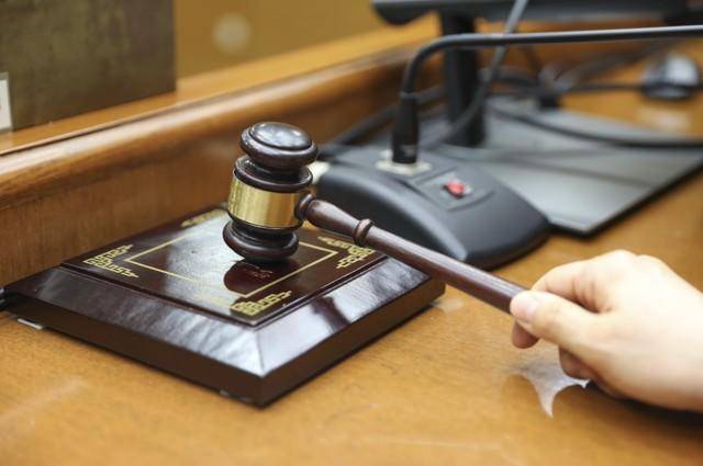 两死者均死于家中而非交通事故,定损员伙同他人骗保120余万收54万“感谢费”,法院改判了