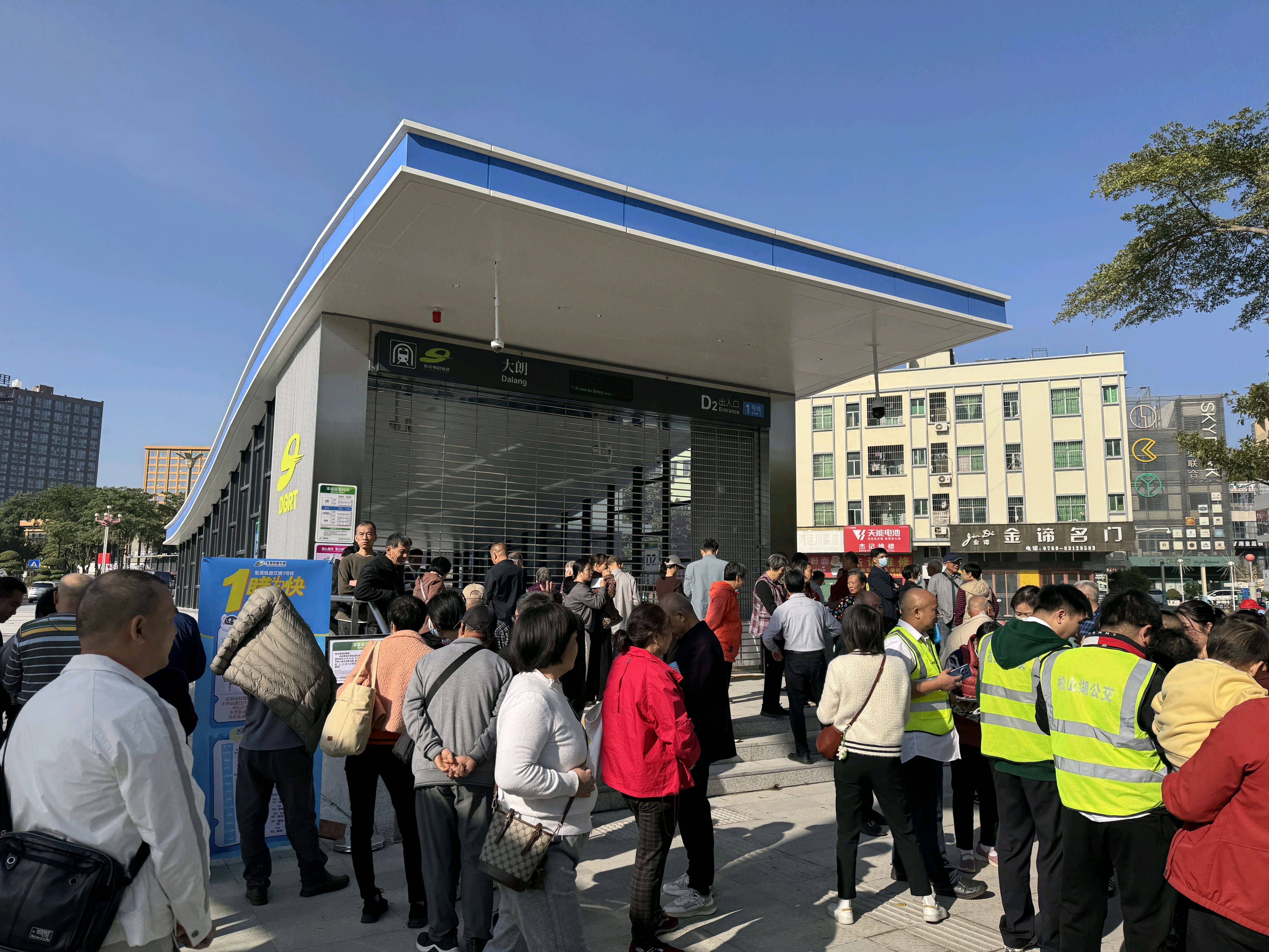 东莞地铁1号线试乘首日,大朗4站“沸腾”了