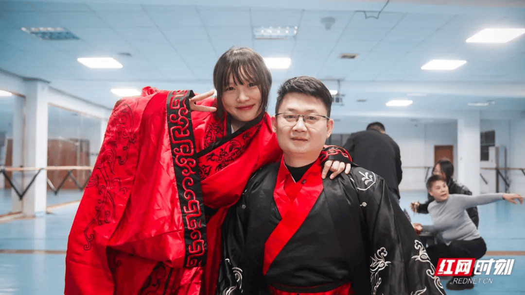 汶川地震被救起的女孩,17年后和救她的军人结婚了