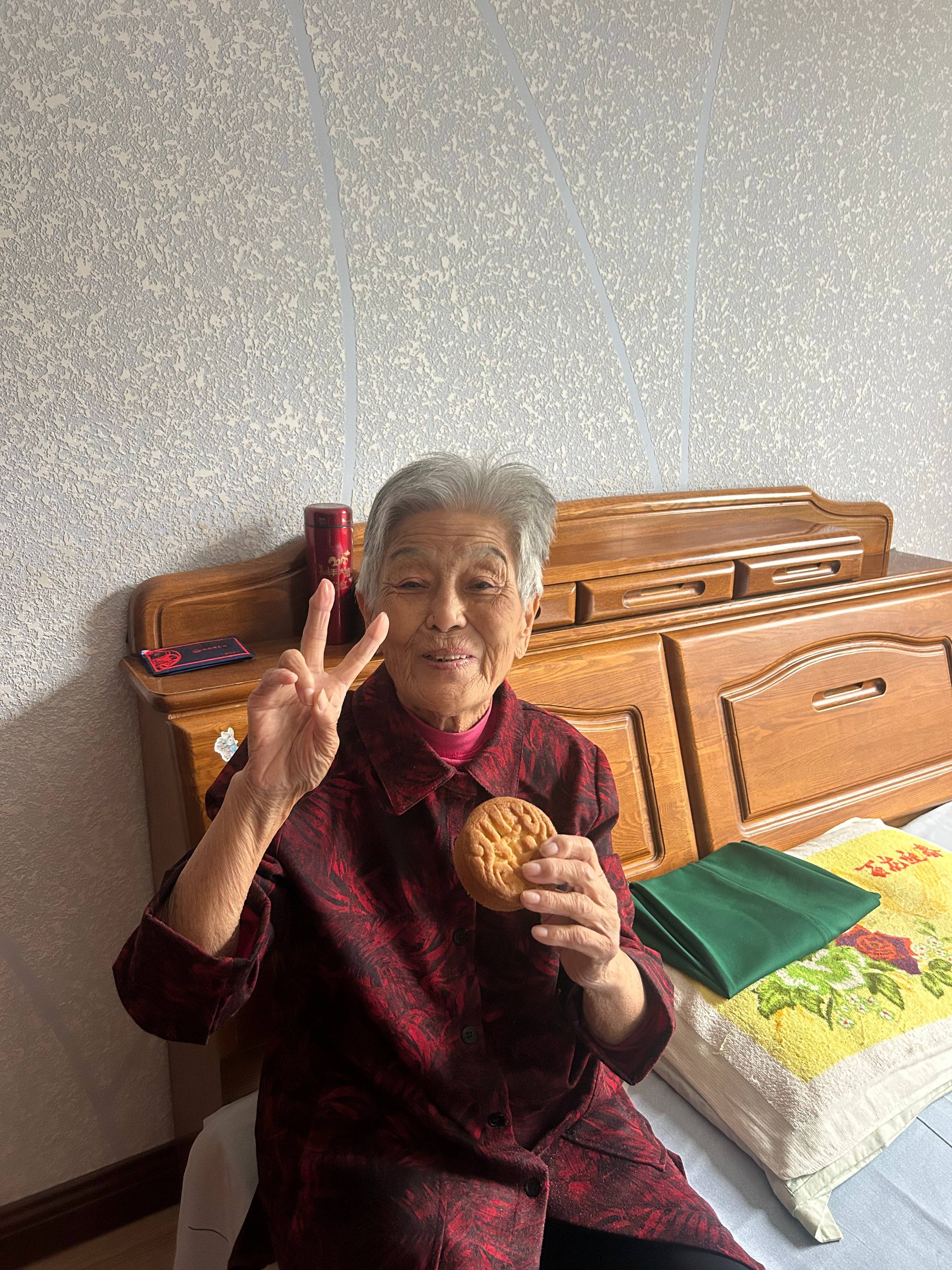 女子晒照对比奶奶自爷爷去世9个月后变化:再也不是时髦的老太太了,评论区泪目