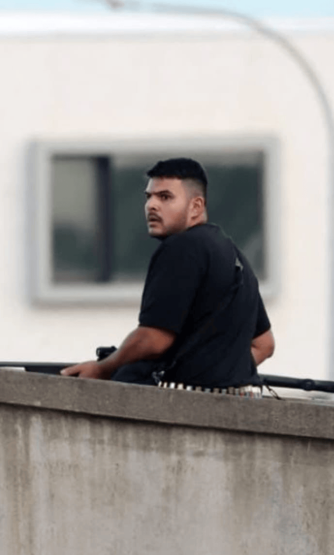 悉尼枪手被制服，愤怒民众猛踩头部，调查显示枪手合法持有六支枪