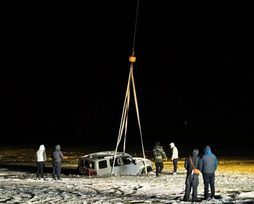 河北一越野车在水库冰面练漂移,冰层突然破裂,车轮落水被冻6小时,找来吊车深夜将车吊出