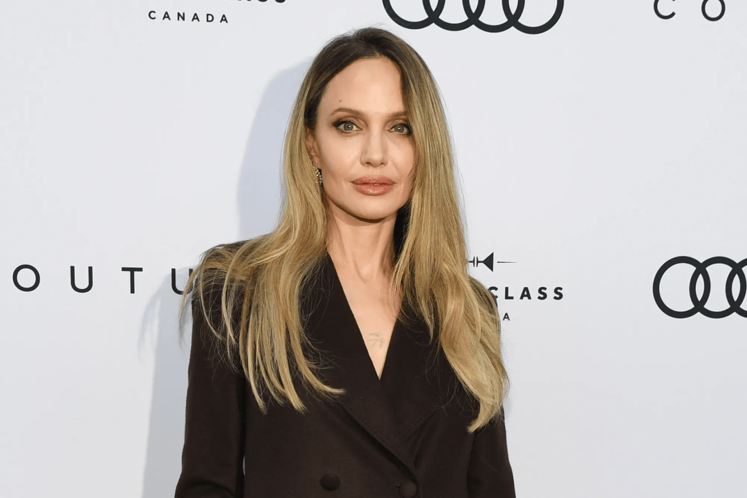 安吉丽娜·朱莉公开乳腺手术疤痕