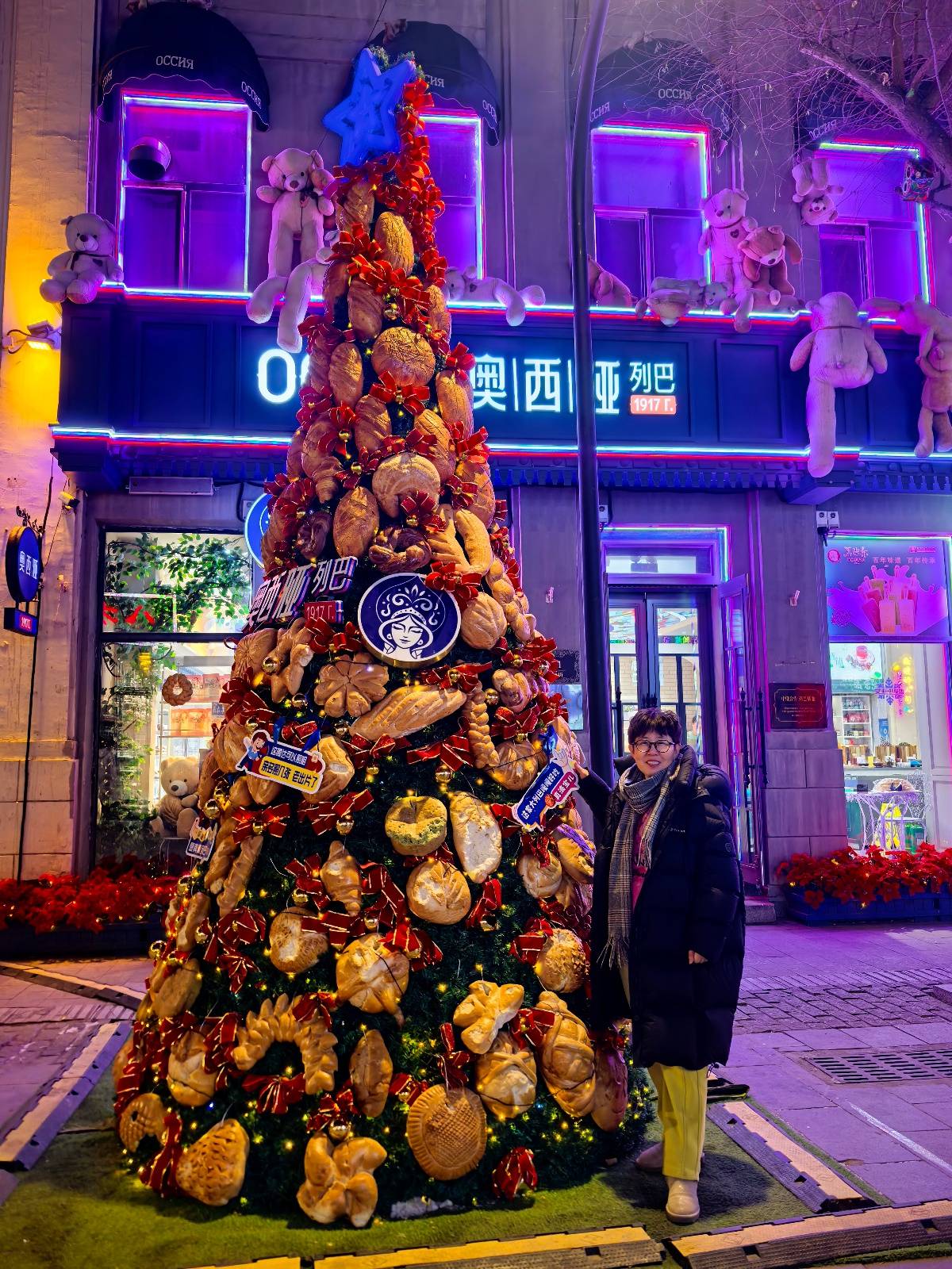 哈尔滨一大列巴面包树成麻雀过冬粮仓,设计师:一百多个面包做成,已有两年