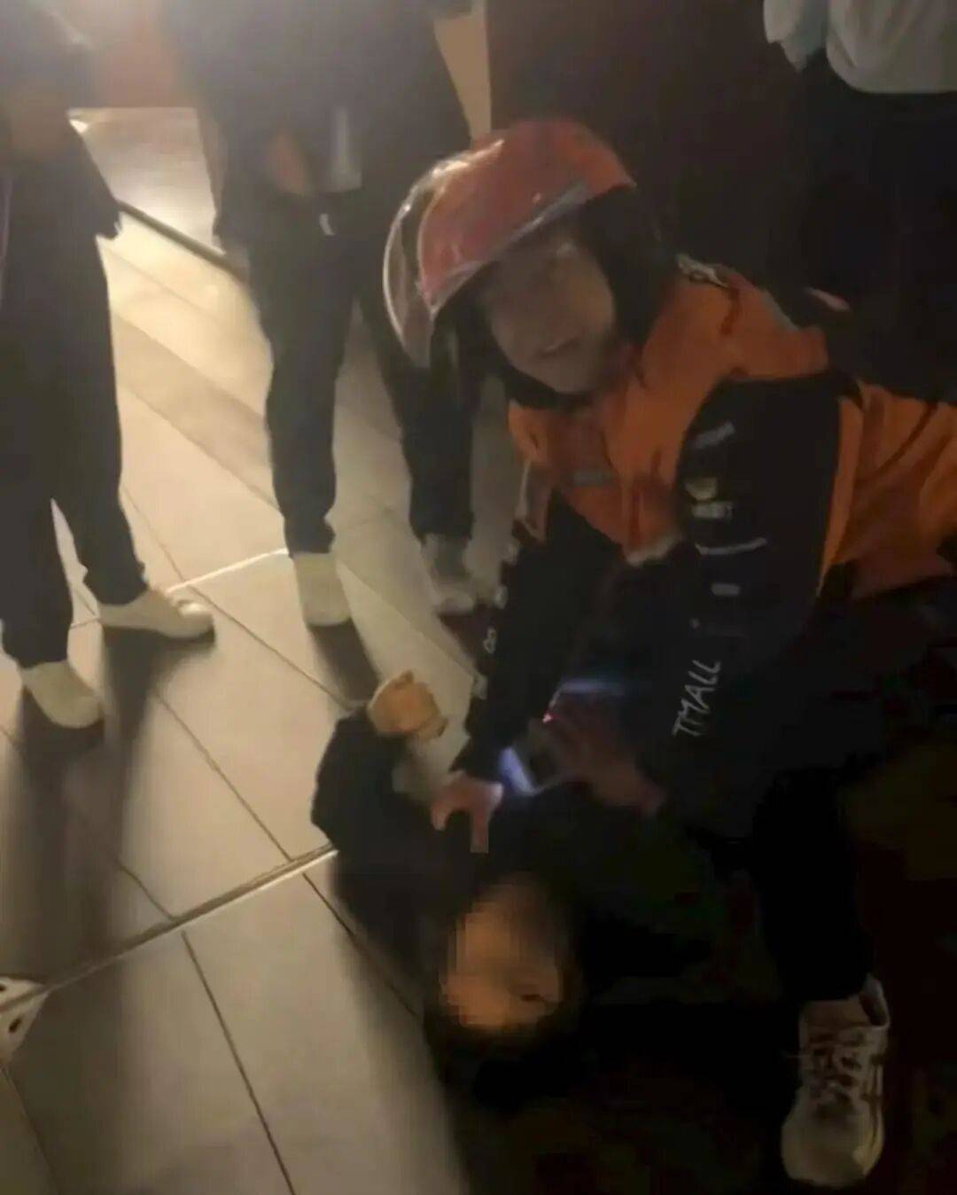 外卖小哥扑倒抢夺珠宝店嫌犯，嫌犯反问“对你有什么好处”，本人：没啥好处！