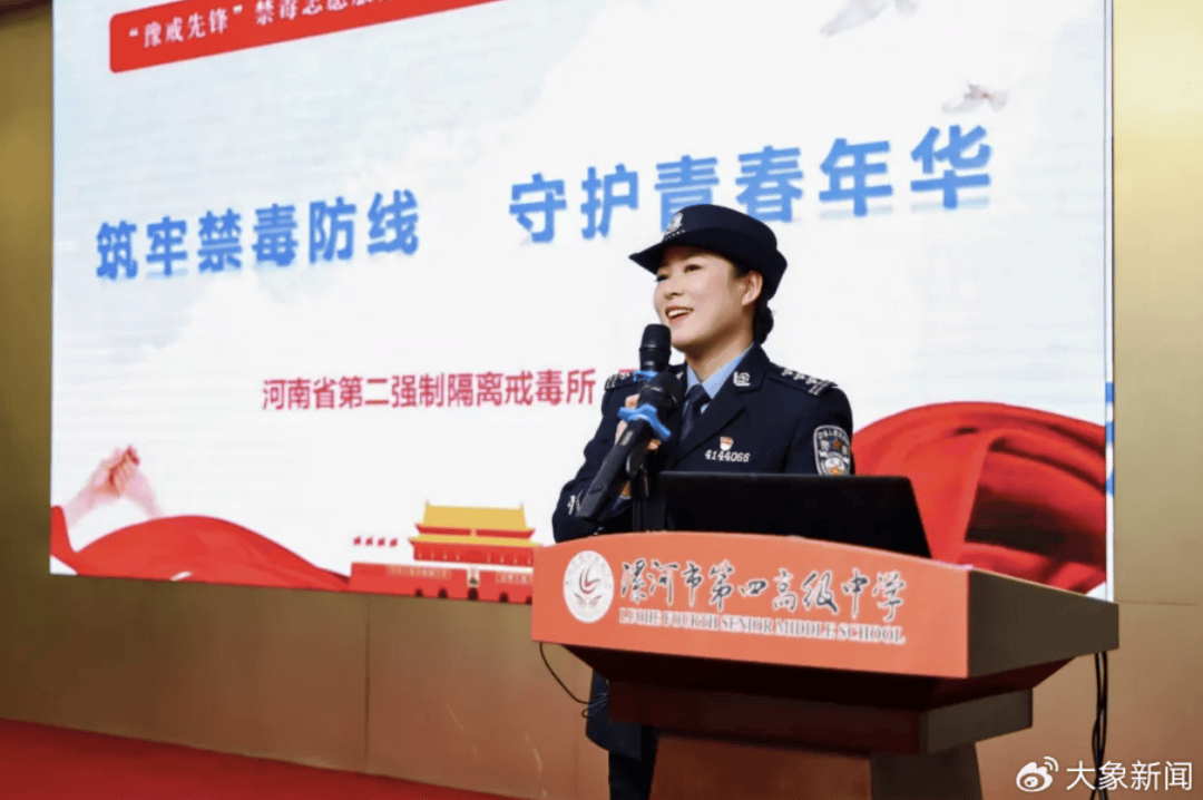 河南一男子街头挥刀乱刺，被休假女警一脚踢落凶器！女警面部缝合30余针，手套被血浸透