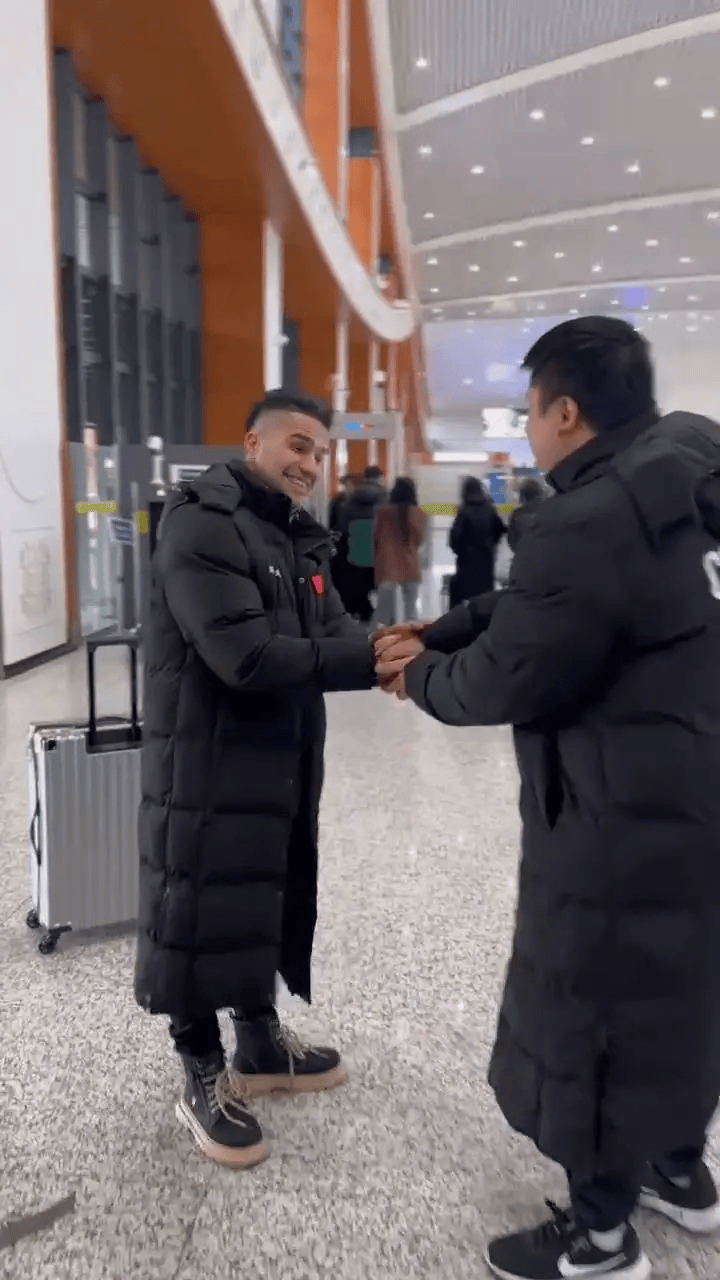 大量境外伊朗人逆行回国：不会抛下祖国自己逃命，为了保卫祖国战斗到底